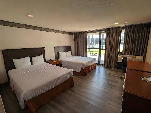 Hotel room photo 10