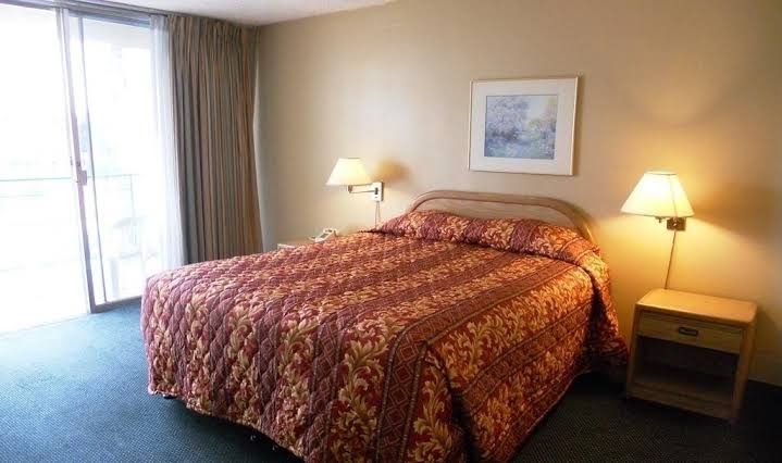 Hotel room photo 2