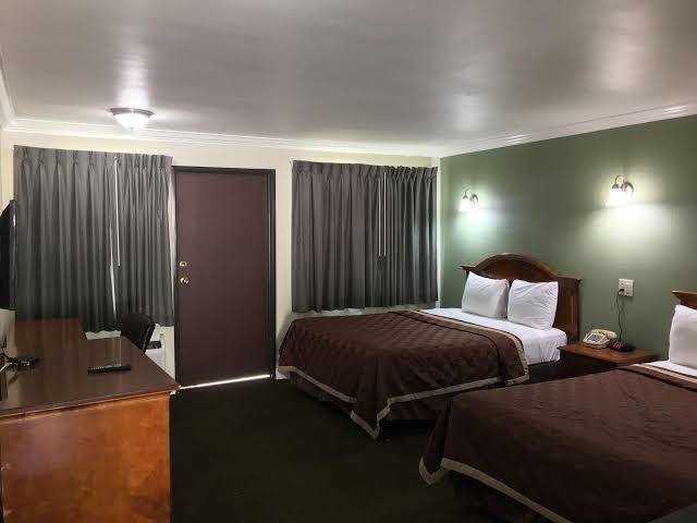 Hotel room photo 4