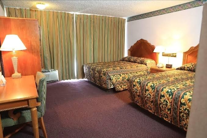 Hotel room photo 6