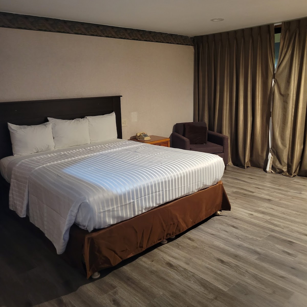 Hotel room photo 8