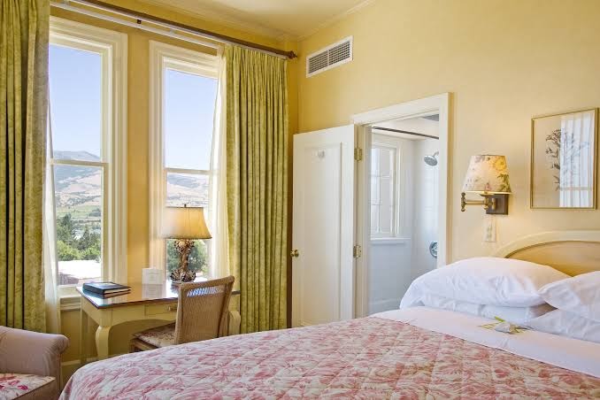 Hotel room photo 4