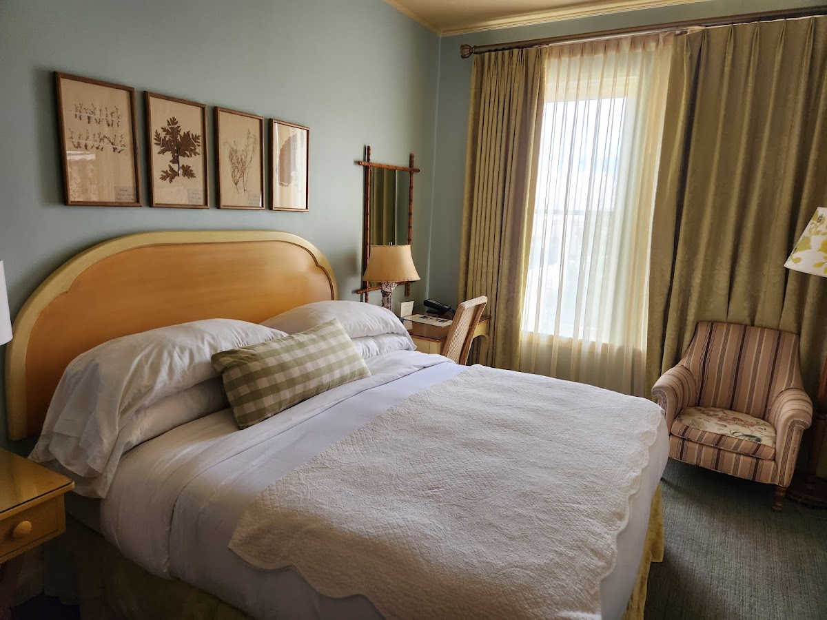 Hotel room photo 7