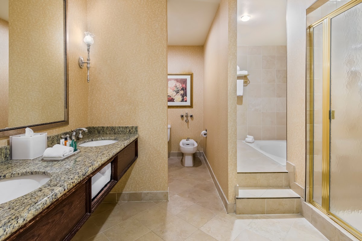 Hotel room photo 7