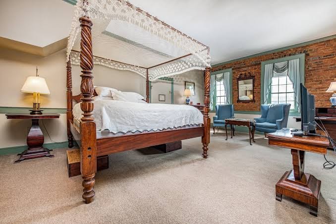 Wayside Inn Photo 5