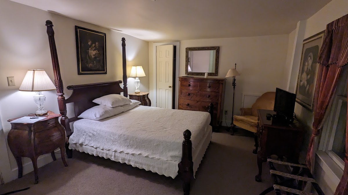 Hotel room photo 6