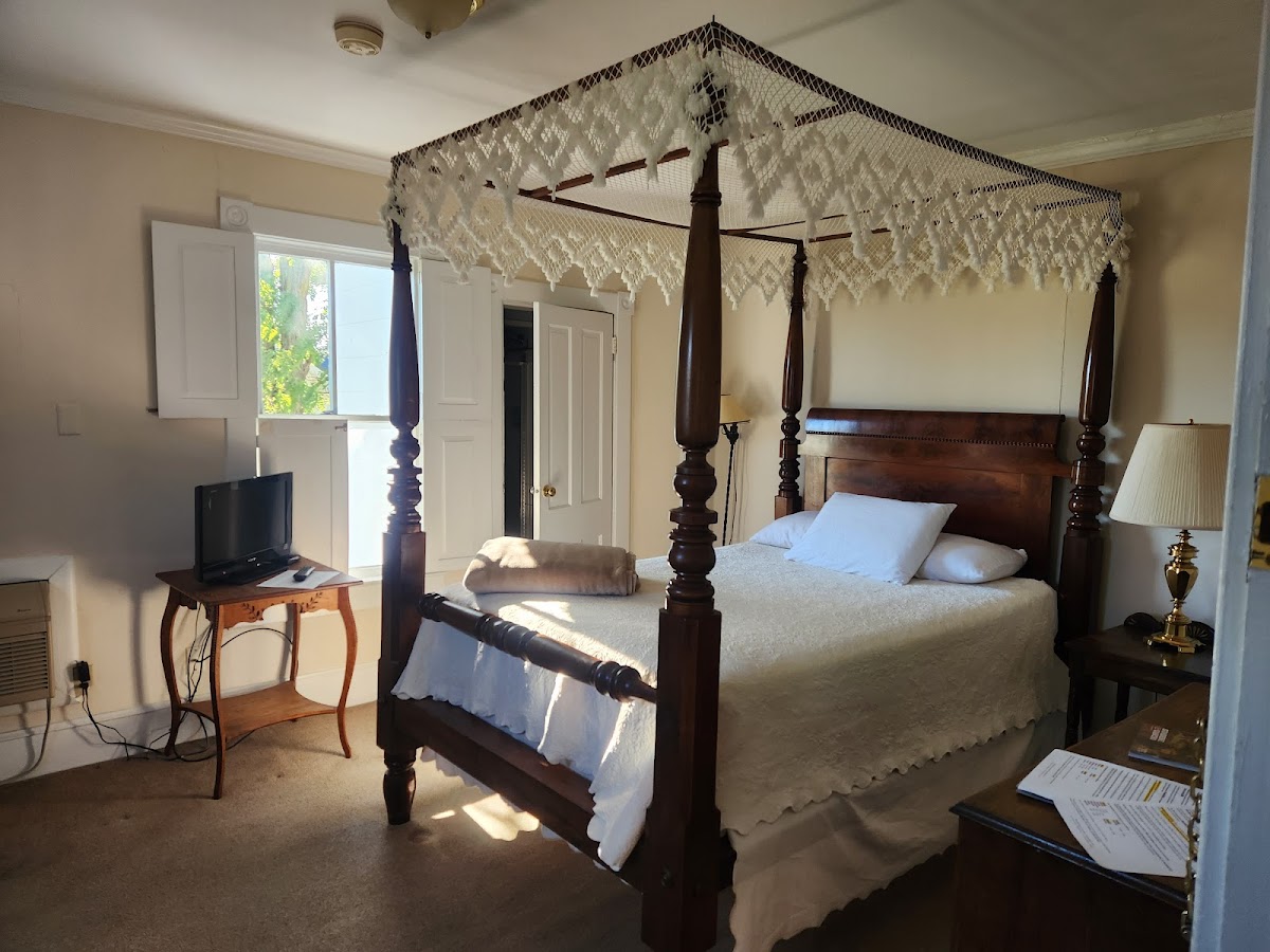 Hotel room photo 7