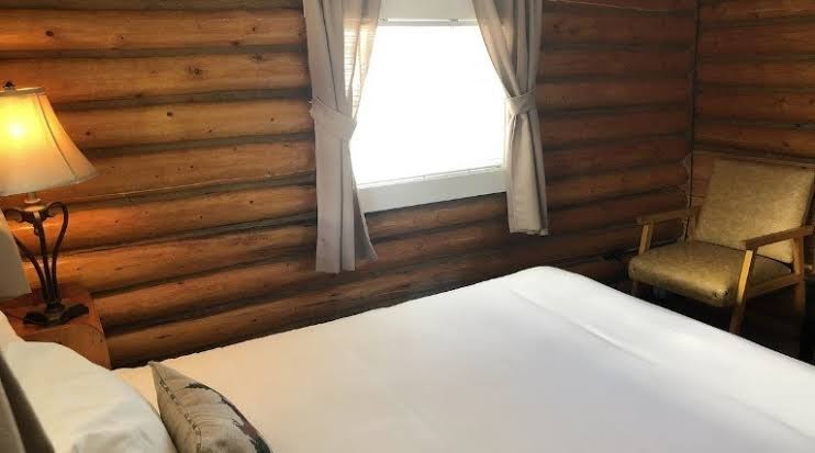 Hotel room photo 9