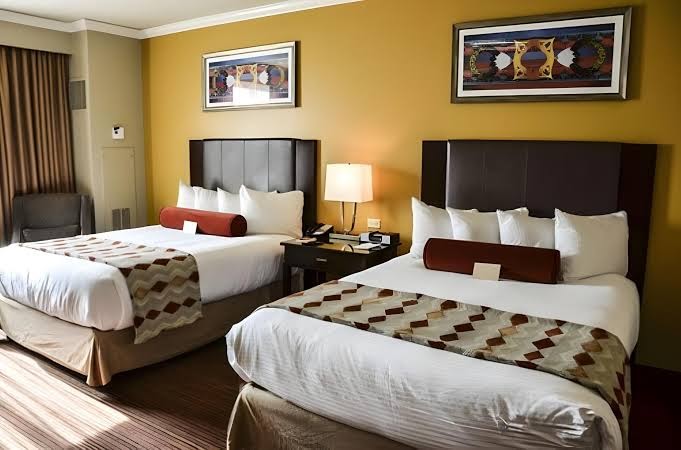Hotel room photo 3