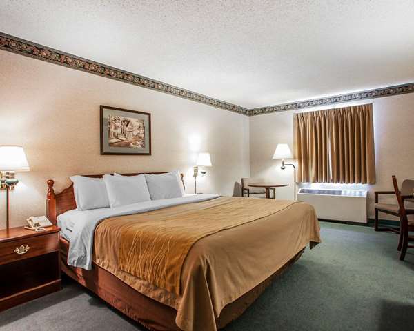Hotel room photo 2