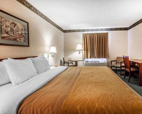 Hotel room photo 3