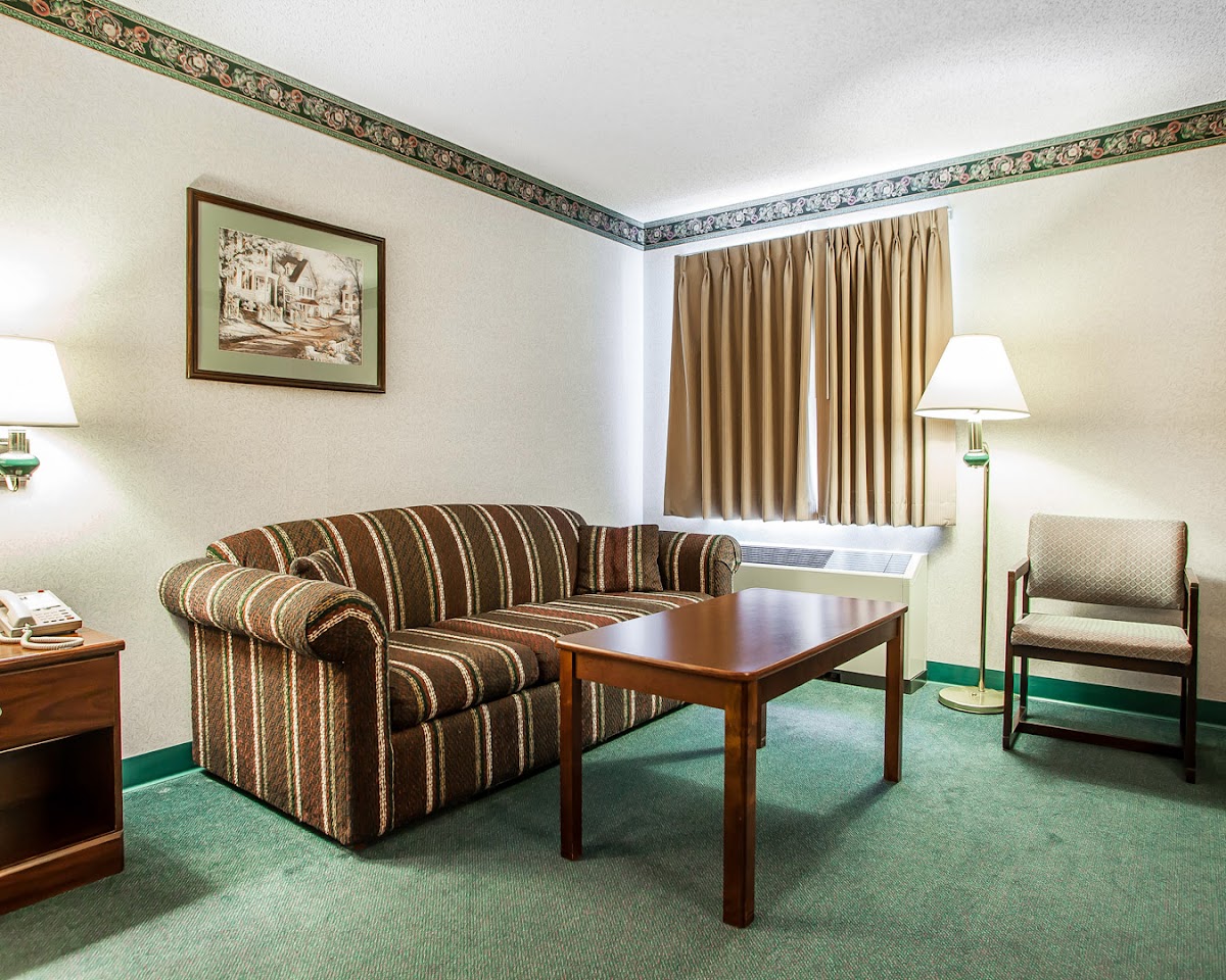 Hotel room photo 4