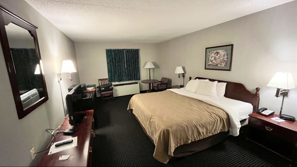 Hotel room photo 8