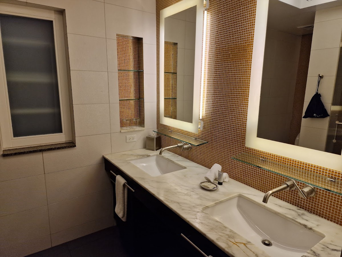 Hotel room photo 5