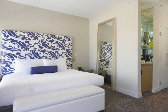 Hotel room photo 6