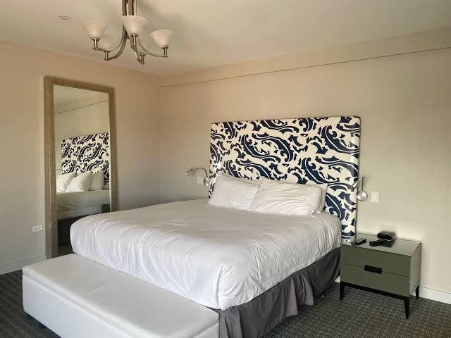 Hotel room photo 7