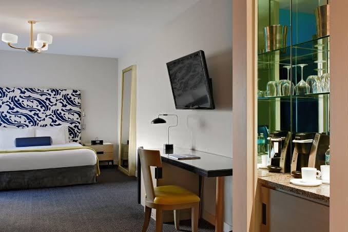 Hotel room photo 8
