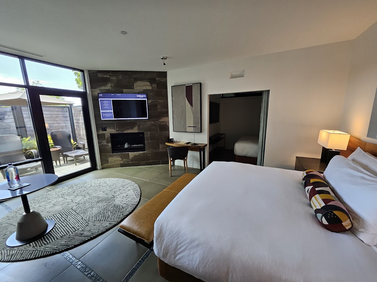 Hotel room photo 6