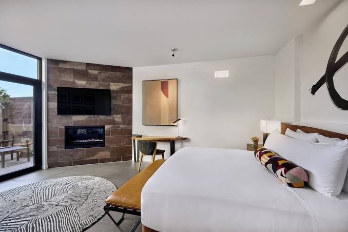 Hotel room photo 7