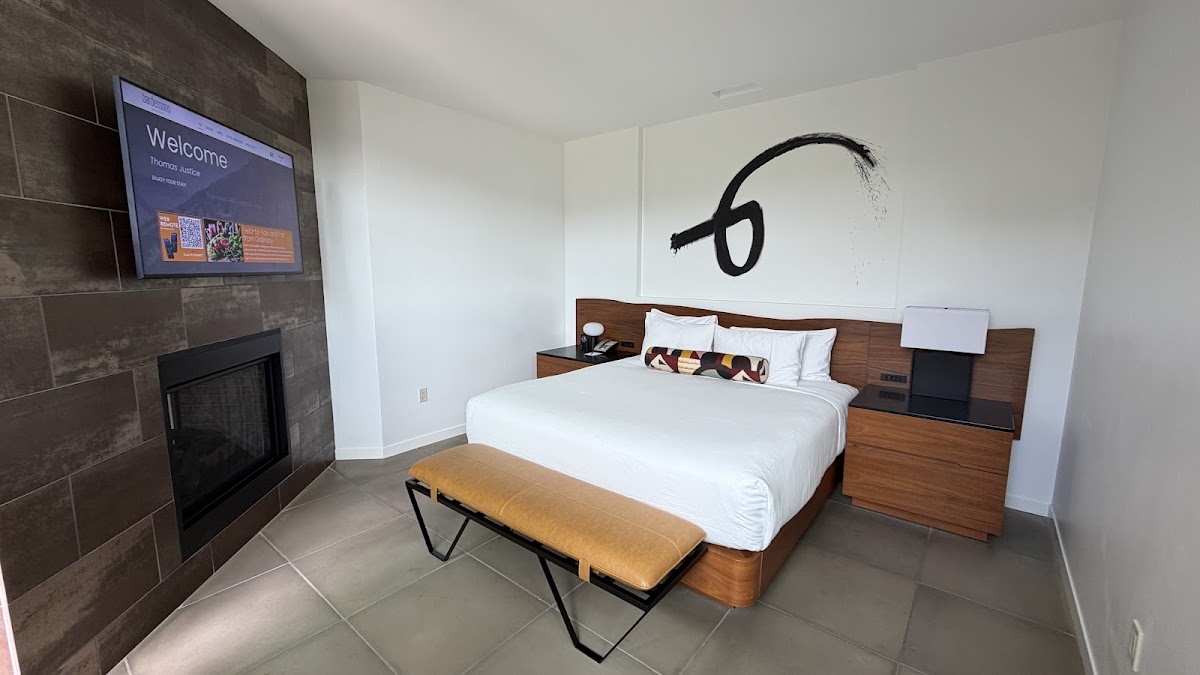 Hotel room photo 8