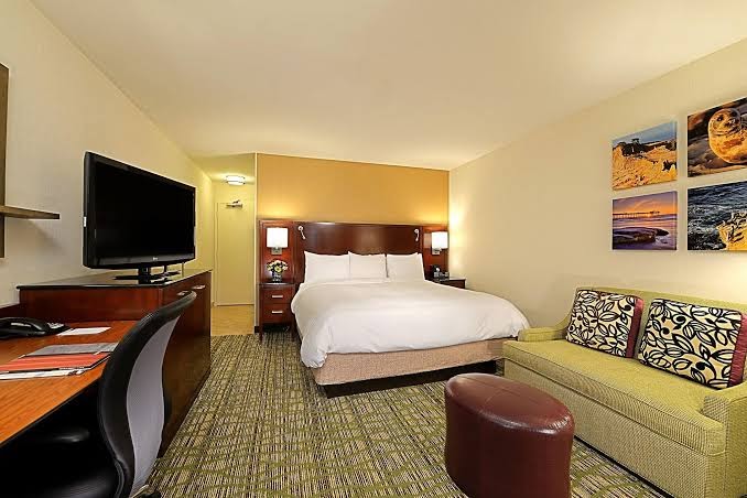 Hotel room photo 5