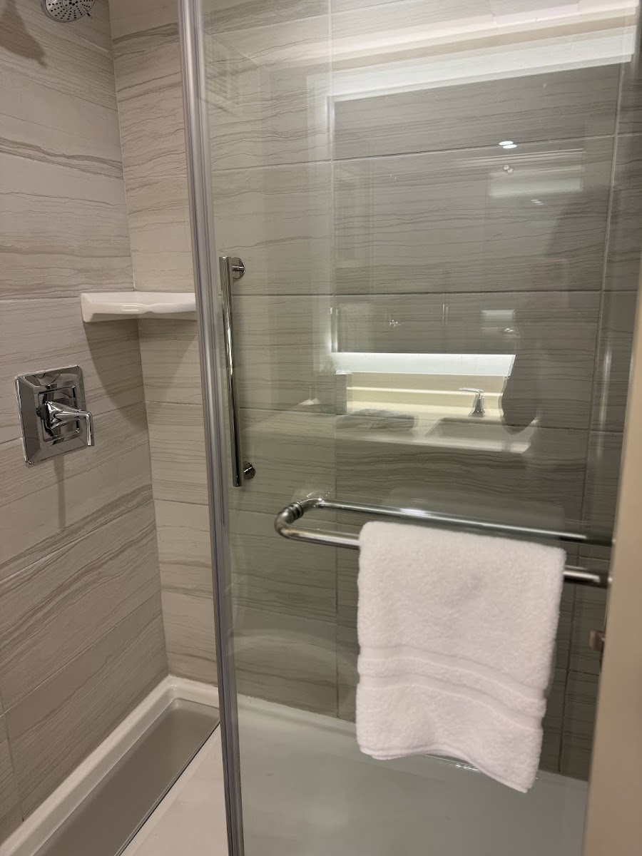 Hotel room photo 6