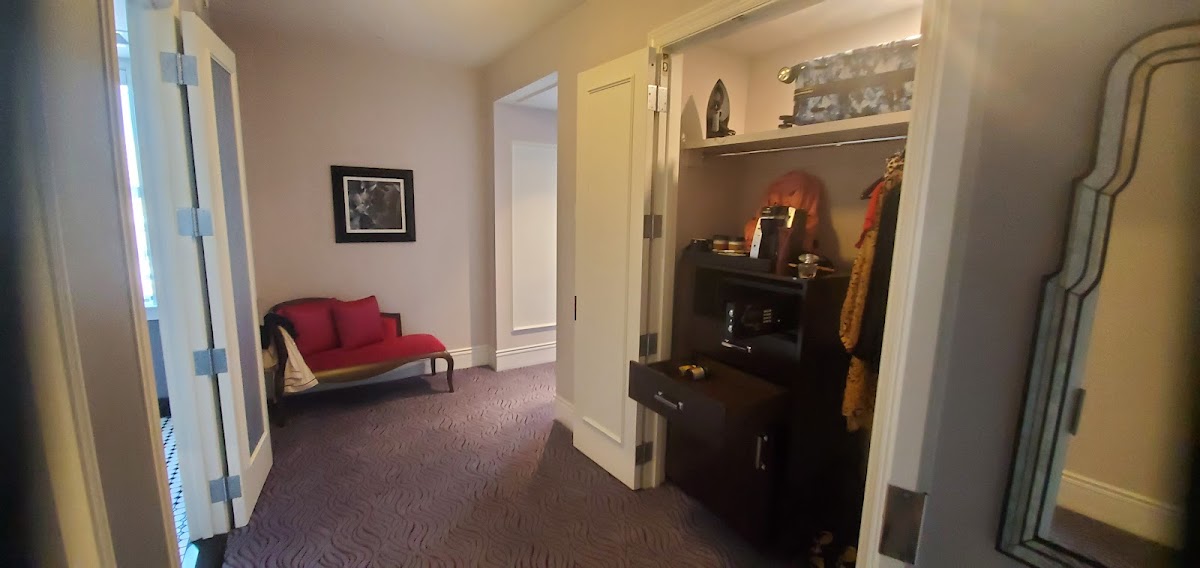 Hotel room photo 8