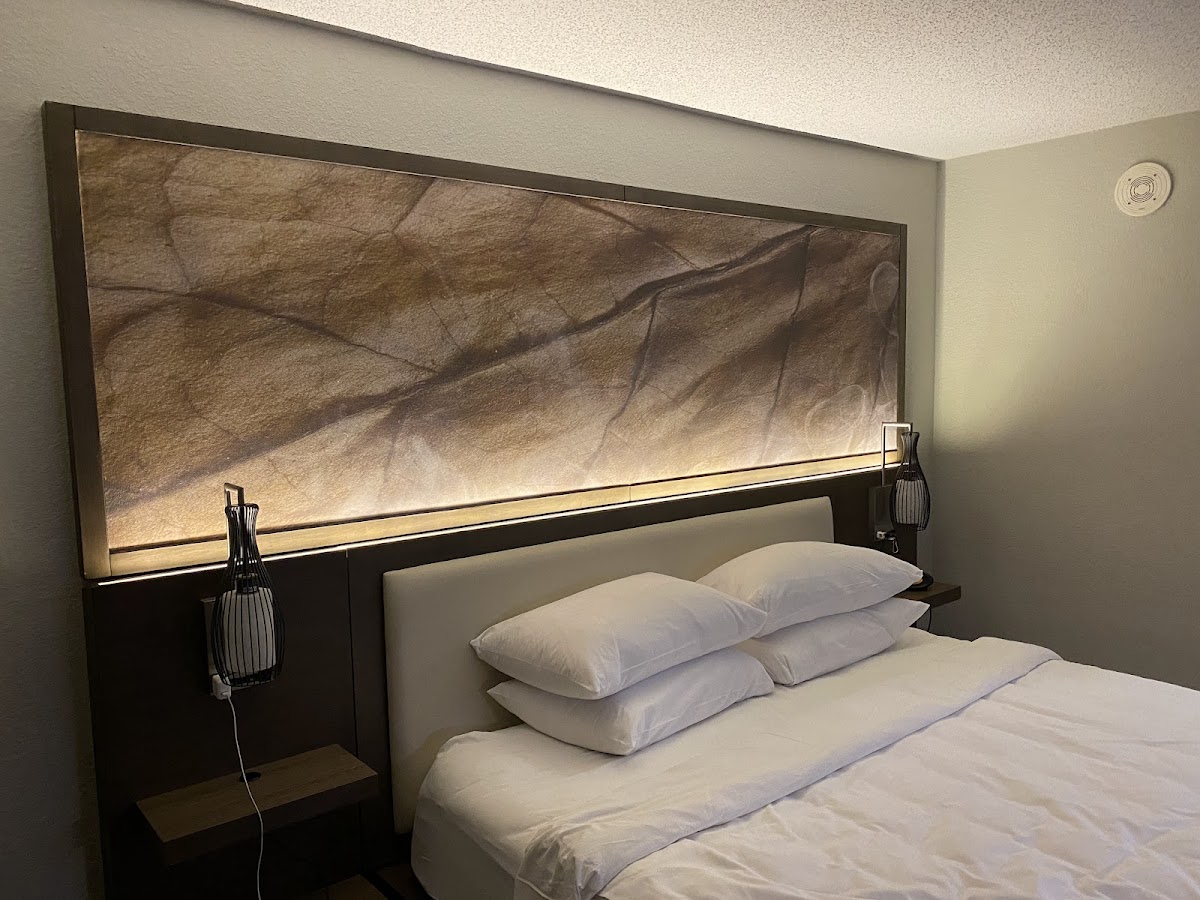 Hotel room photo 8