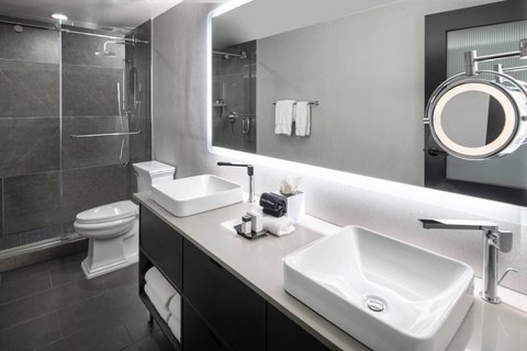 Hotel room photo 2