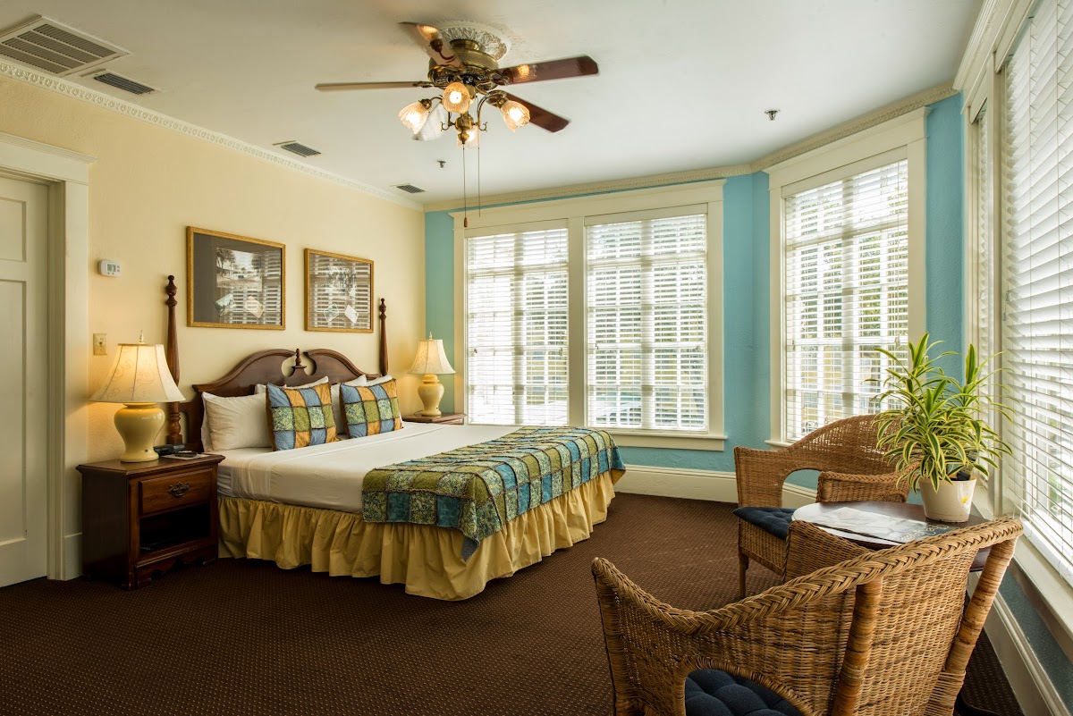 Lakeside Inn Photo 2