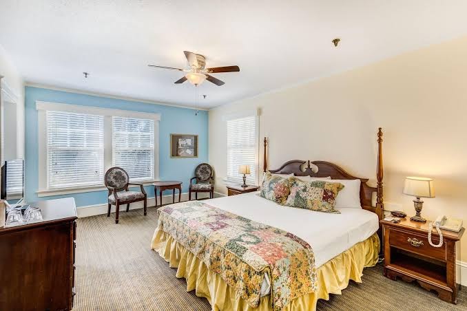 Hotel room photo 2