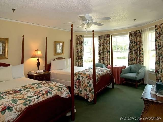 Hotel room photo 4