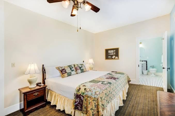 Hotel room photo 5