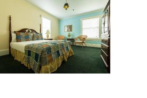 Hotel room photo 6