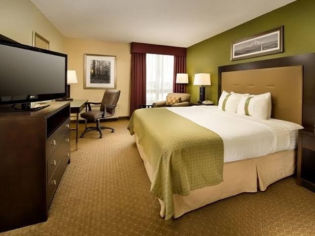 Hotel room photo 3