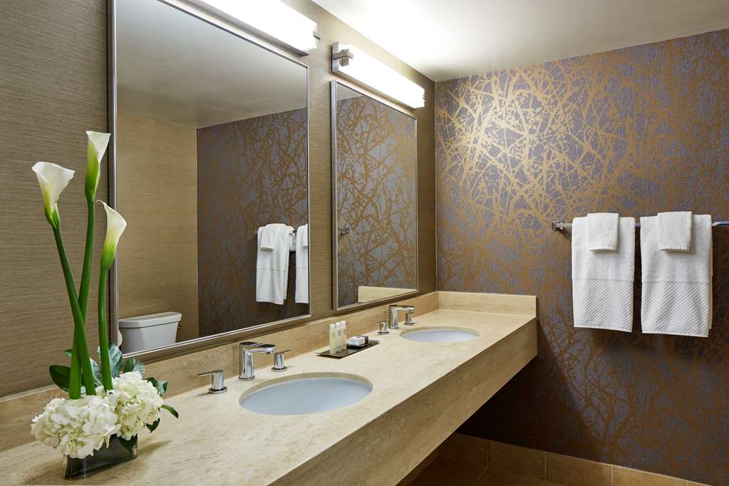 Hotel room photo 2