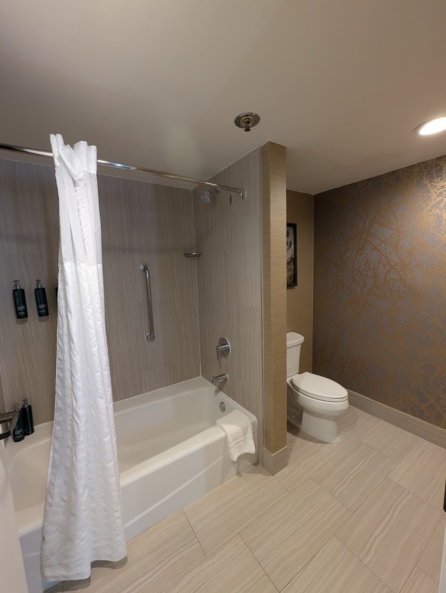 Hotel room photo 4
