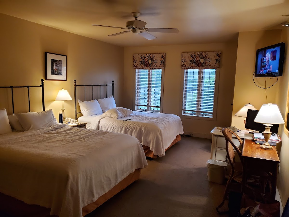 Hotel room photo 8