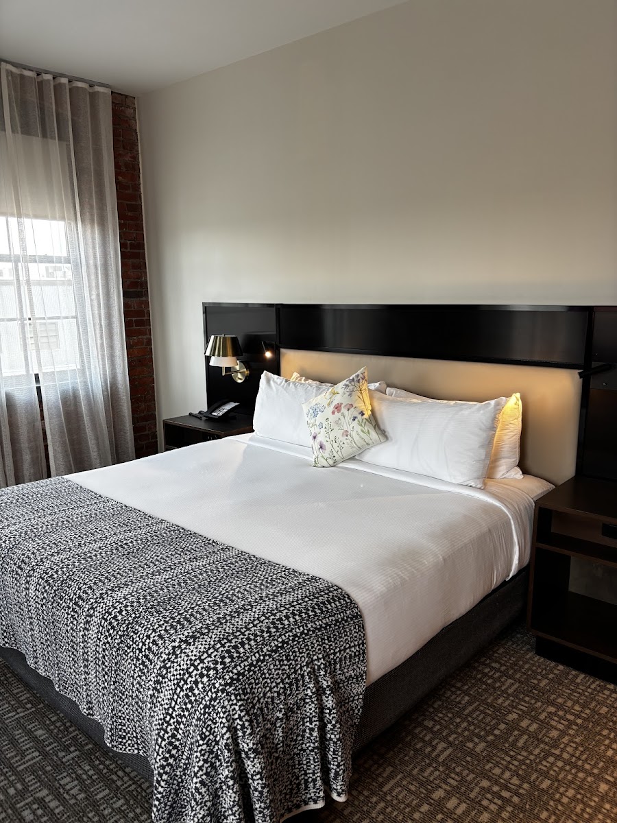 Hotel room photo 7
