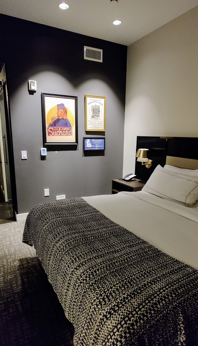 Hotel room photo 8