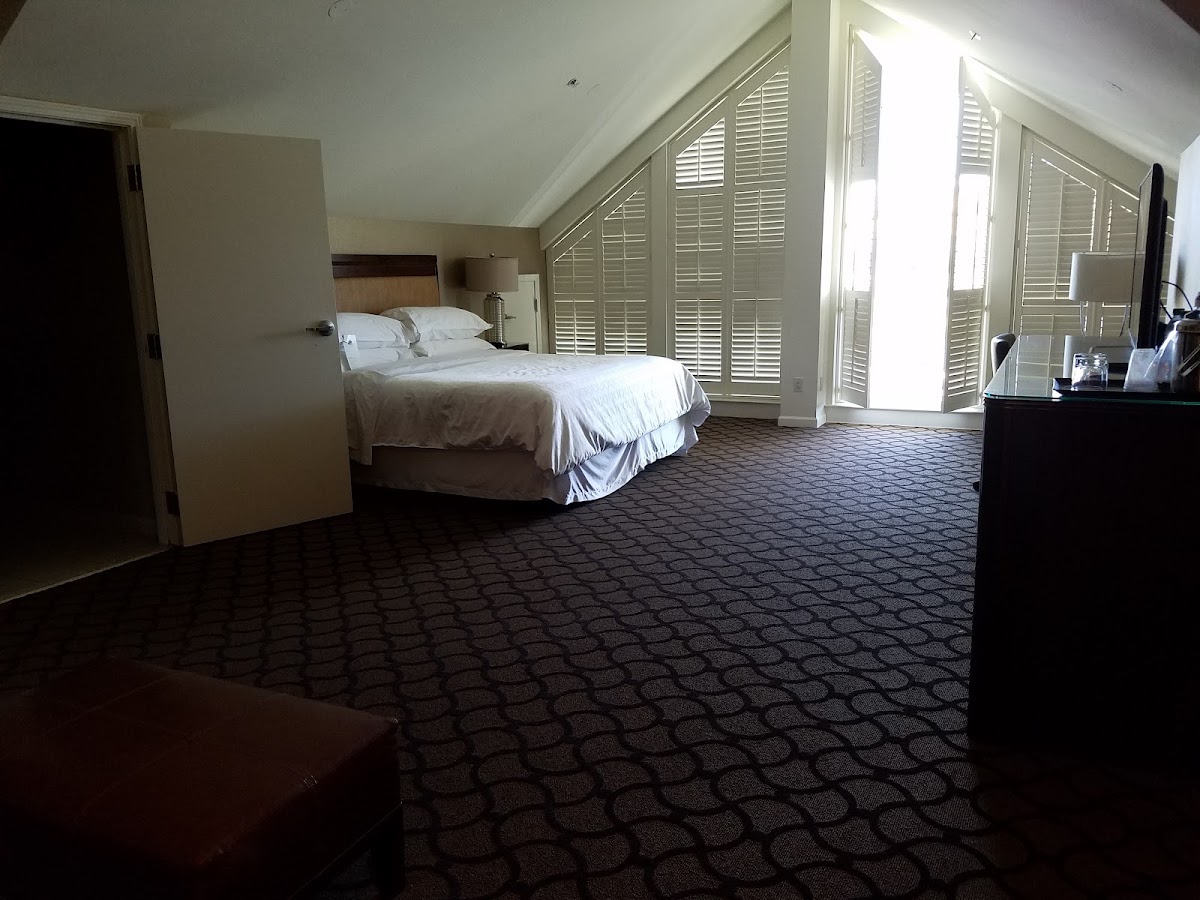 Hotel room photo 10
