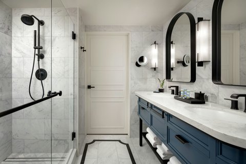 Hotel room photo 2