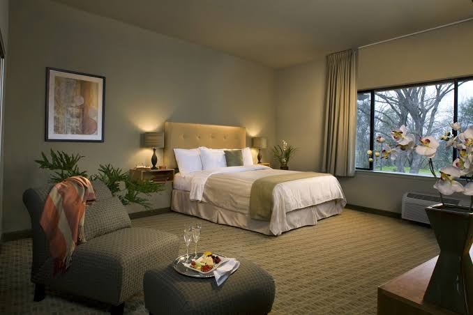 Hotel room photo 3