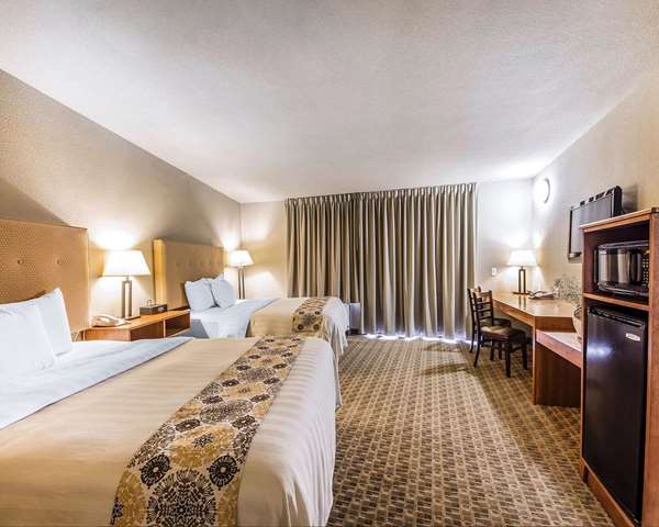 Hotel room photo 5