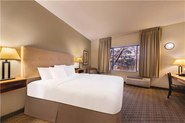 Hotel room photo 6