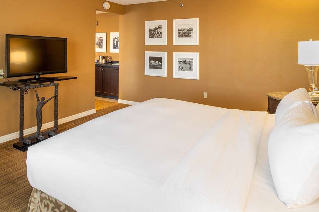 Hotel room photo 5