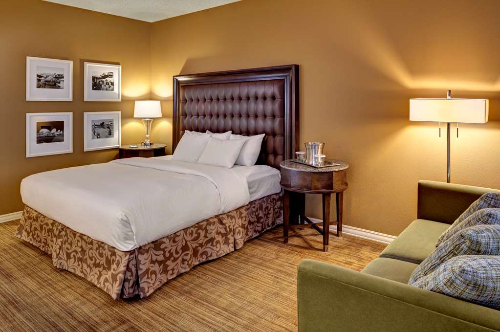 Hotel room photo 6