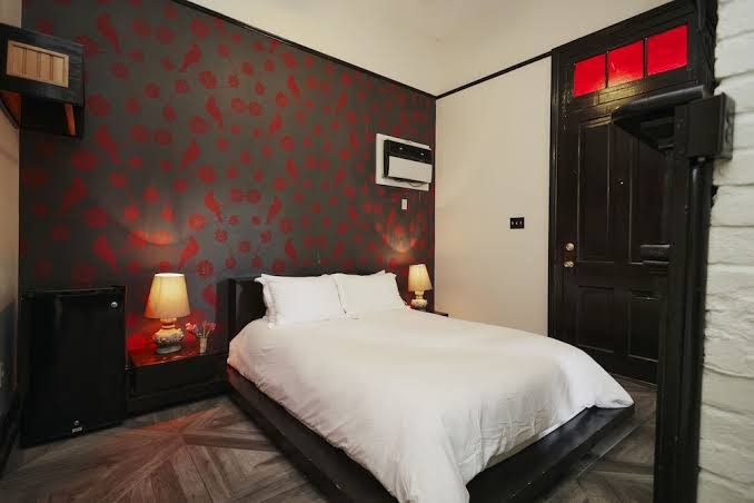 Hotel room photo 4