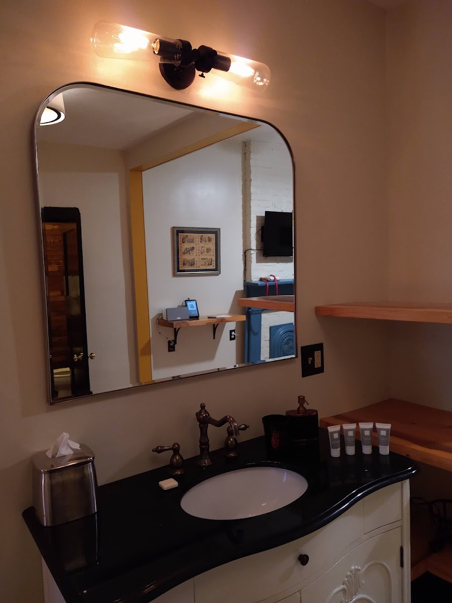 Hotel room photo 6