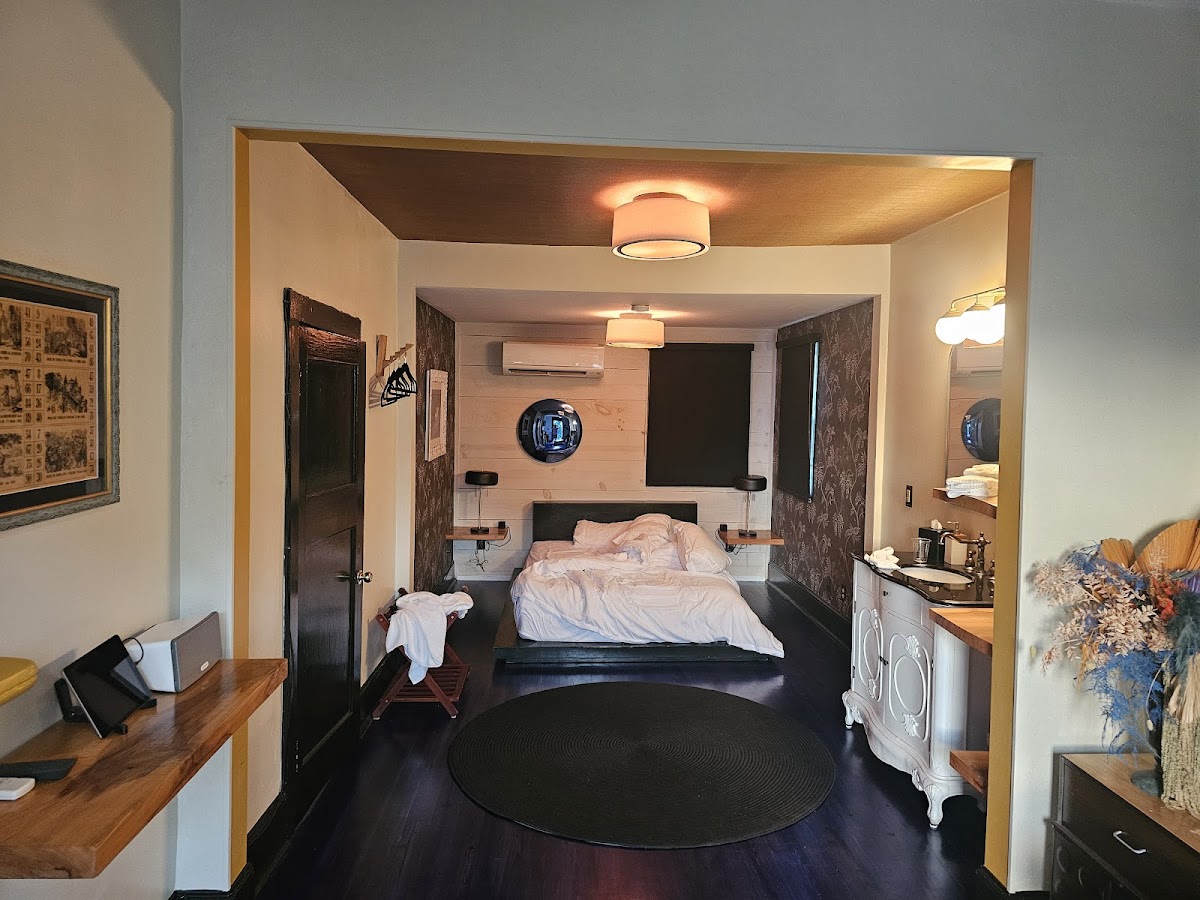 Hotel room photo 9